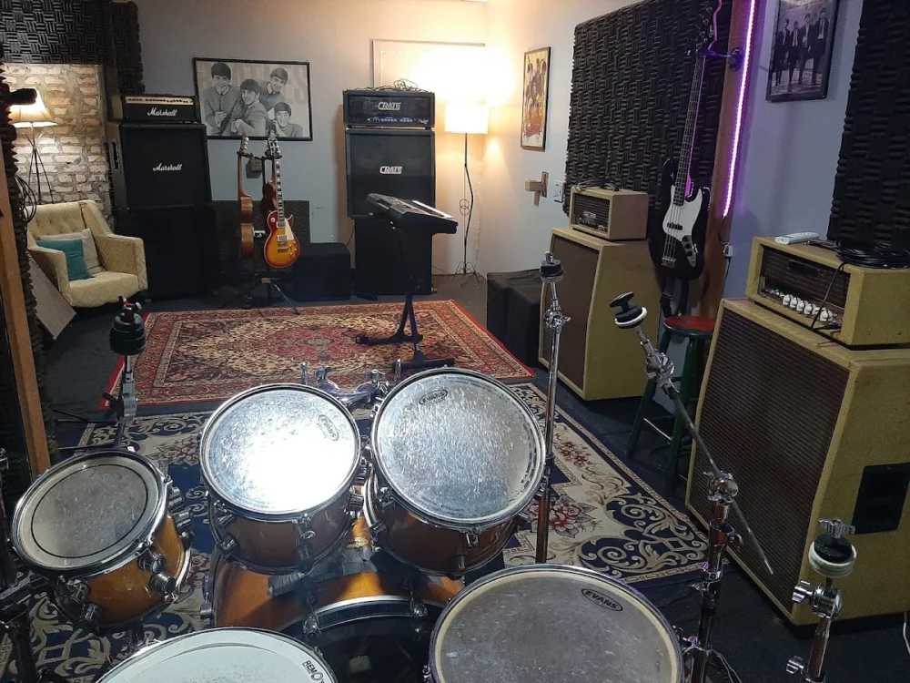 Estúdio Live - Escola de Música - Estudio de ensaio - Aulas de Canto - Guitarra - Piano - Violão - Bateria - Porto Alegre