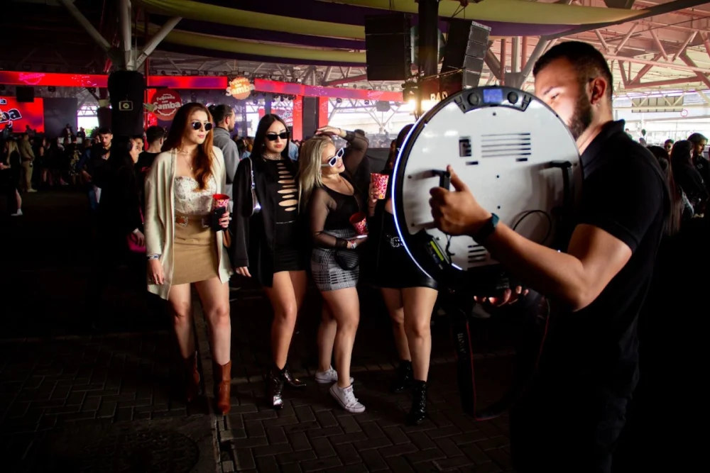 Gluze | Cabine de Fotos, Totem Fotográfico e Plataforma 360 em Porto Alegre